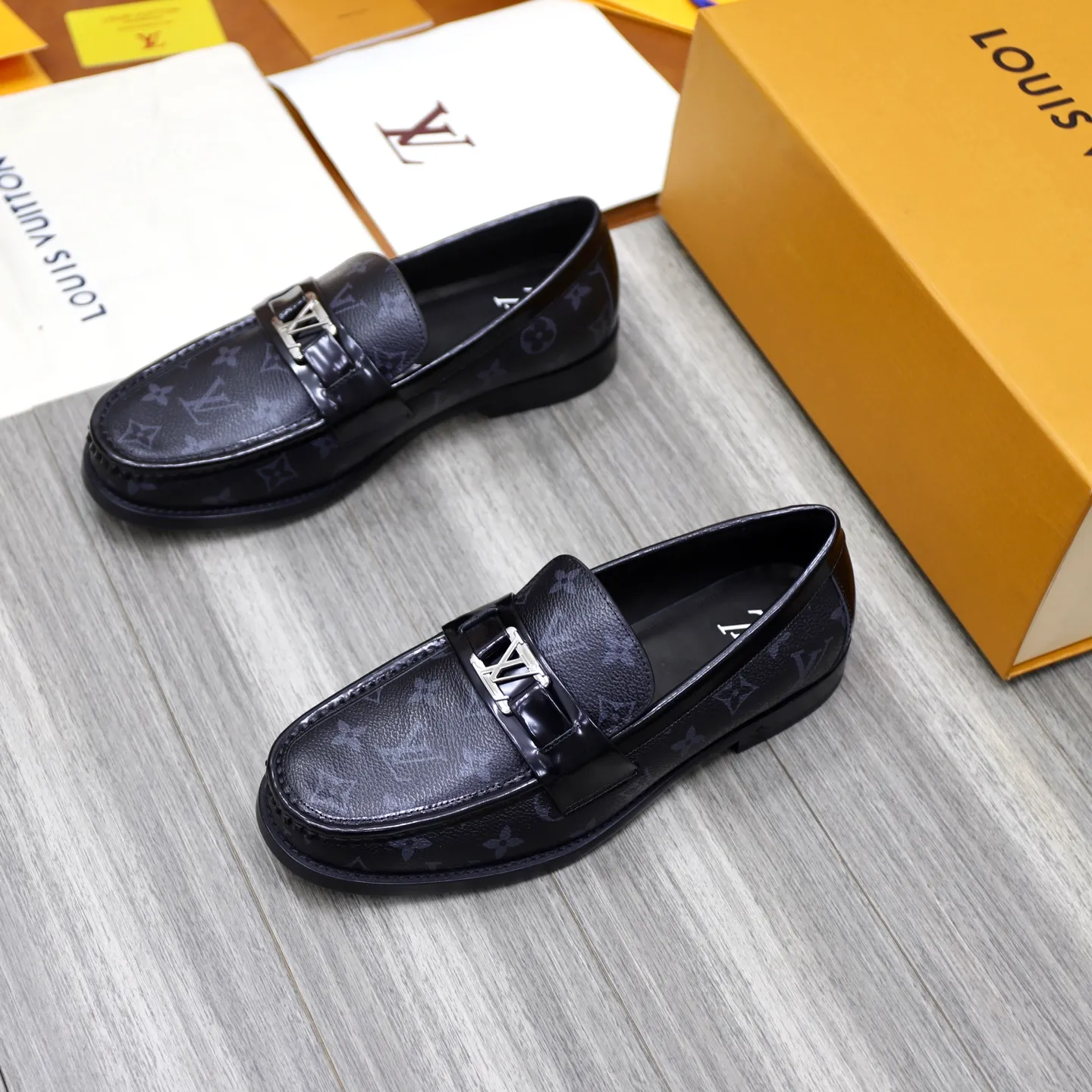 Men's Men's Shoes💰💰920LV Louis Vuitton Slip-on Loafers, top quality products from Guangzhou, ready for sale! This LV Glove loafer is made of selected soft cowhide, with a slightly wrinkled leather surface and a very high-end texture. Each pair is unique. The leather surface is light and soft, with a fine texture and good luster. It is a classic loafer style, with exquisite handmade mark stitching on the toe, and a square toe configuration to highlight the classic style. The horizontal band has hot-printed LV three-dimensional letters, semi-solid handcrafts and a genuine leather outsole, and a rubber patch on the heel to create wear-resistant performance and comfort. One of the must-have loafers for men! Comes with full original packaging! Code number: 38-39-40-41-42-43-44 (38, 45, 46 customized) standard leather shoe code